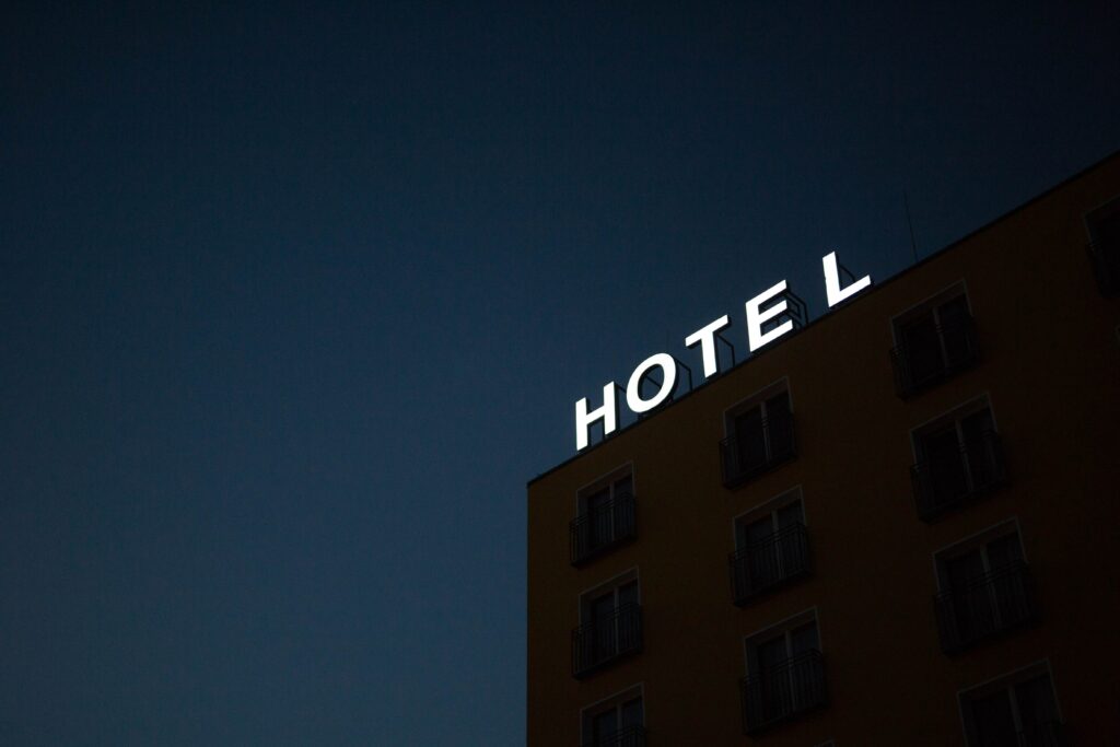 Hotelreklame im Dunkeln
